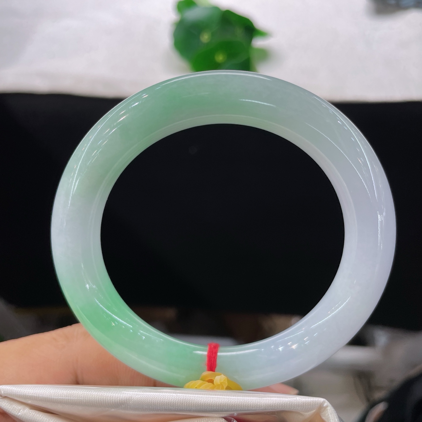 圈口57/11，白底青圆条，正圈58/59可戴，仿若春山含翠，质地澄澈。清新绿韵悠然晕染。无裂。
