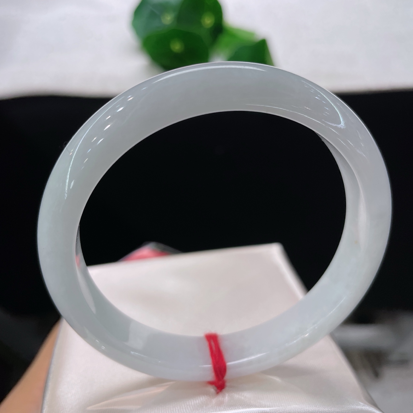 圈口58.1/10.8/7.5，细糯正圈，58/59可戴，仿若素雪凝环，质地澄澈。清润白玉底色素雅。细微纹。