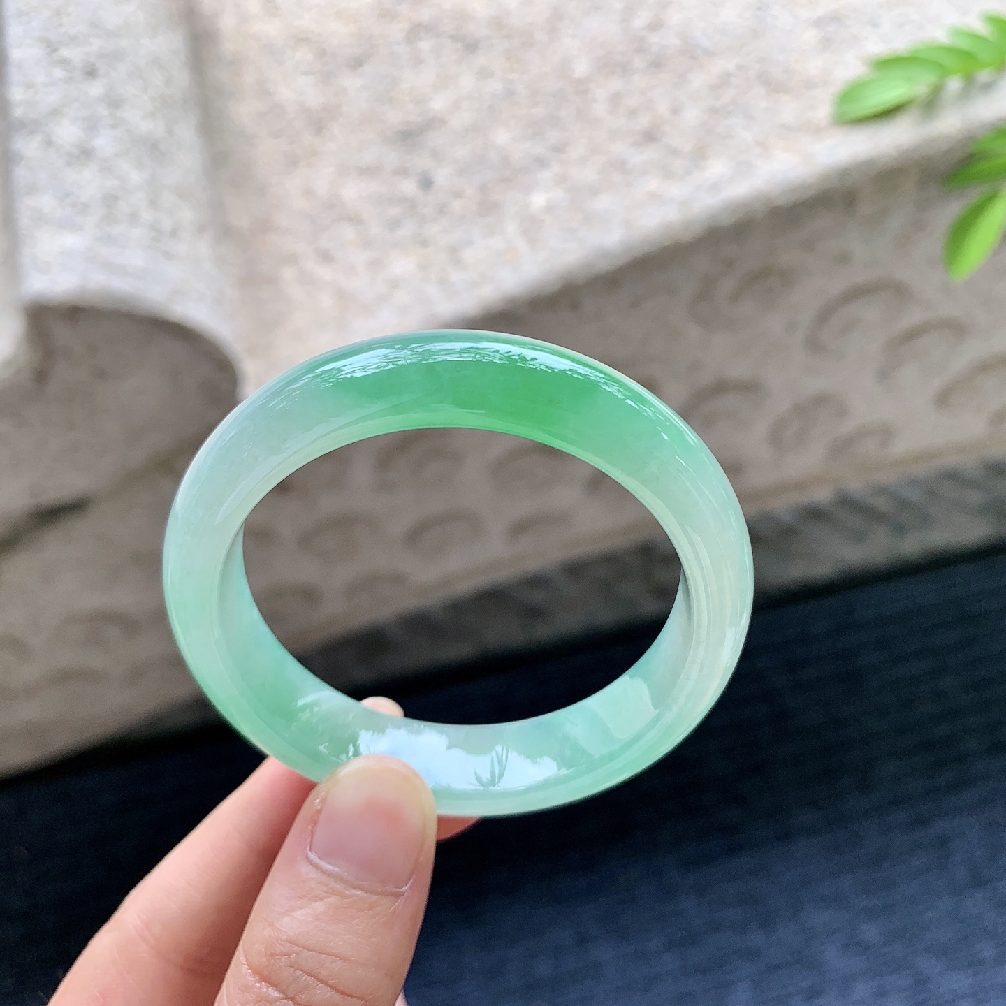 正圈49 50，圈口50.1/12/7.2，编码HT073148，描述冰糯飘绿，水润，种老，细腻，打灯有絮线