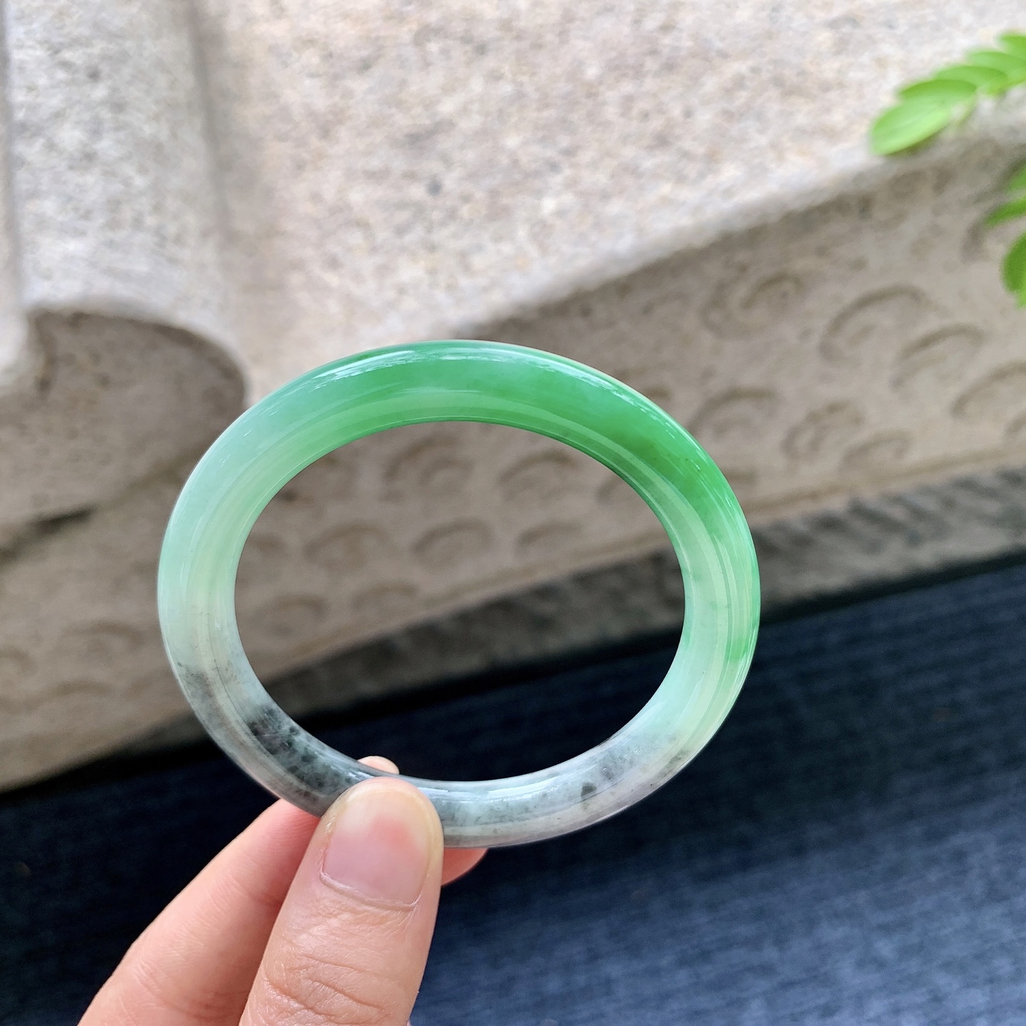 圆条52 53，圈口53.4/7.9/8.2，编码B2073167，描述辣阳绿，乌鸡，水润，种老，细腻，打灯有纹线