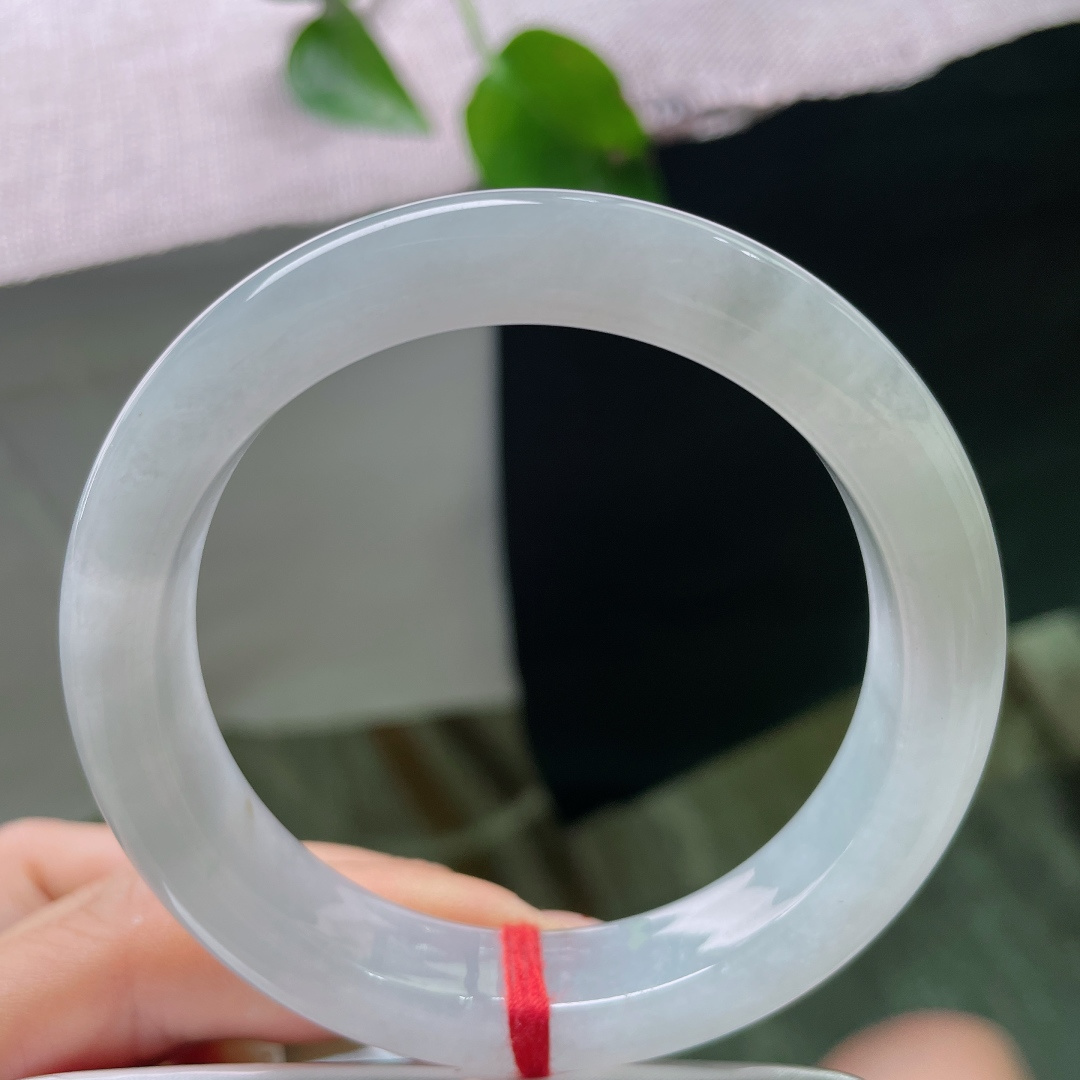 冰底正圈，晶体纹，种质老透莹润，清浅淡青凝于镯身，素净柔和，如一汪静水温润内敛。ss ss56309a