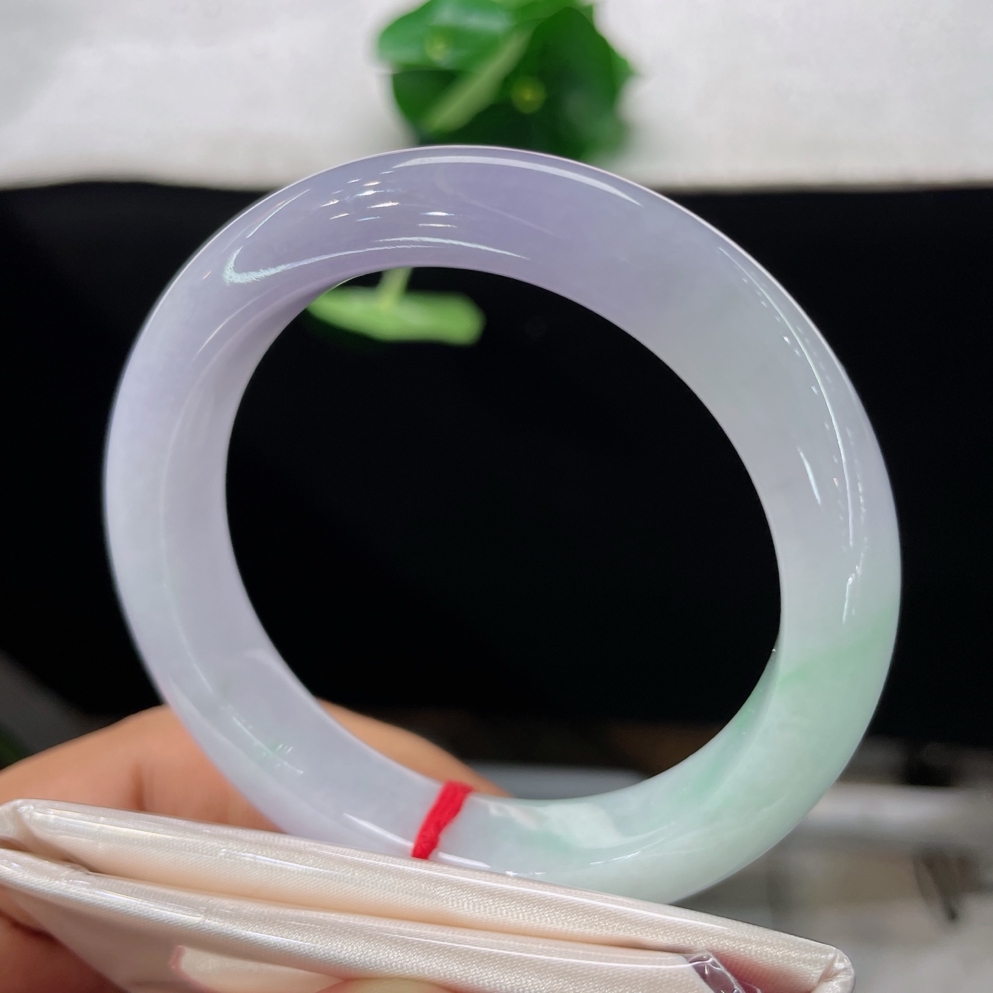 圈口54.5/12/8.8，春彩正圈，54/55可戴，仿若烟霞凝腕，质地澄澈。淡紫基底晕染一抹清新翠色。无裂。