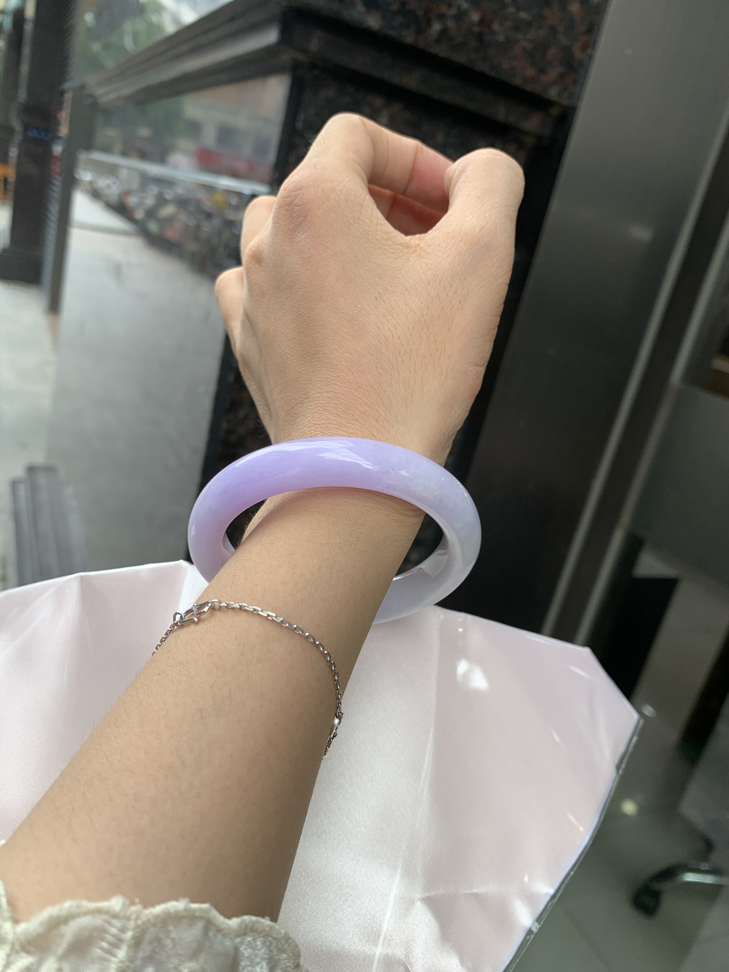 正圈，打灯棉絮，底妆水润，吸睛抢眼，浪漫迷人，仙气飘飘，优雅高贵显气质，感满满，底色均匀不失色，不同光线不一样视觉感受