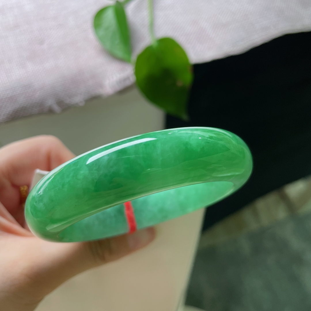 54.6/14.6/8.8，满绿正圈，一点皮纹，小轮胎款，种老，有点棉，色好辣，上手富贵十足。ss56320a