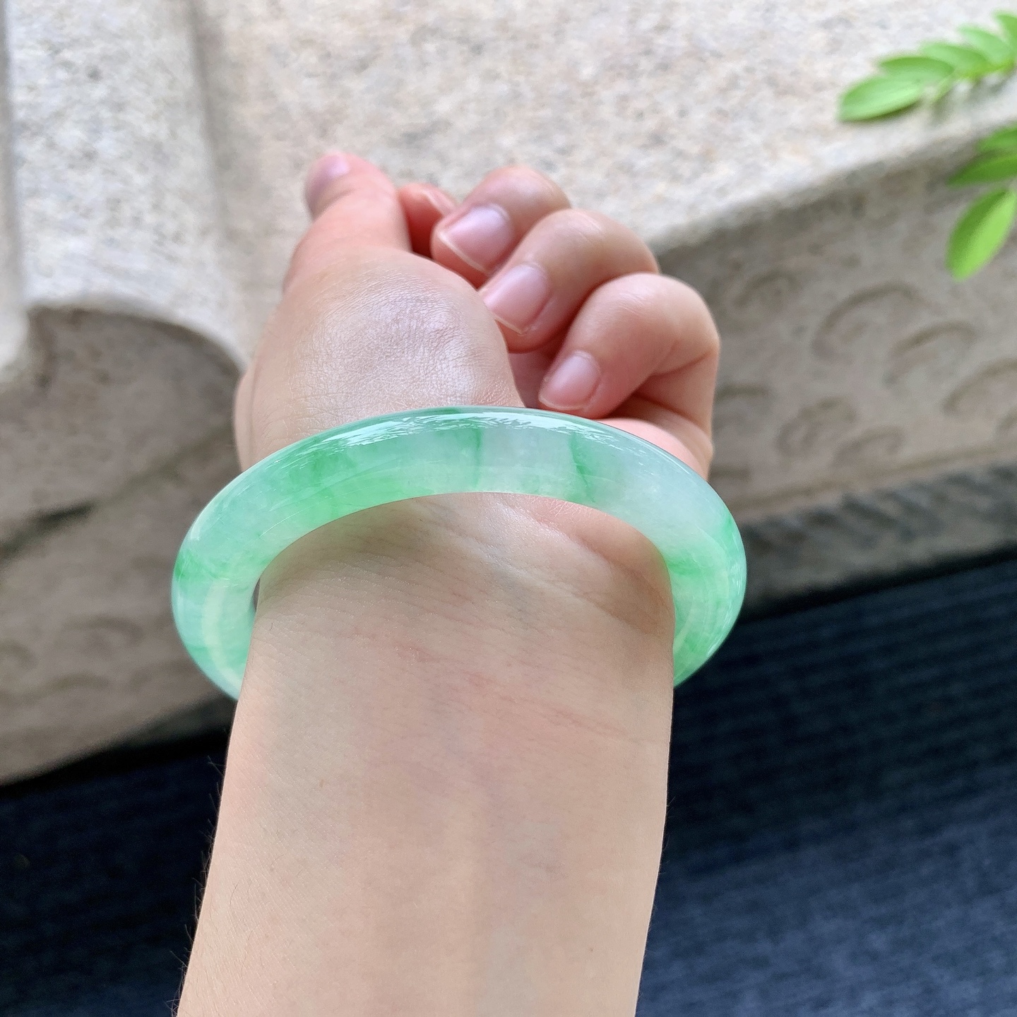 圆条51 52，圈口52.7/9/9.6，编码HT073124，冰糯阳绿，水润，种老，细腻，打灯有棉线