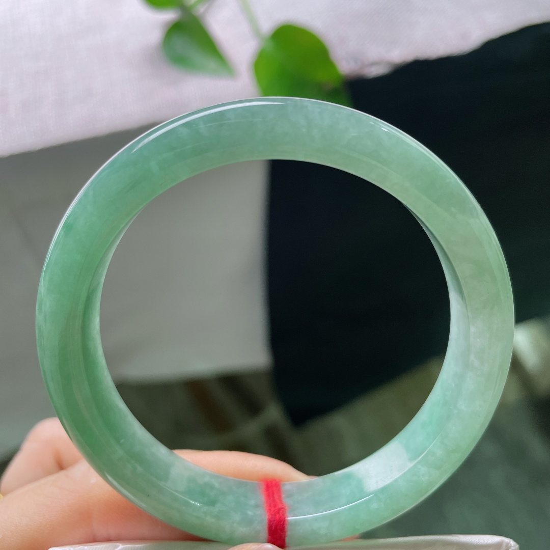 绿底正圈，无裂，一腕晴水碧色，如玉浸春潭，清润柔和，自带悠然静谧的气韵。ss ss48769a