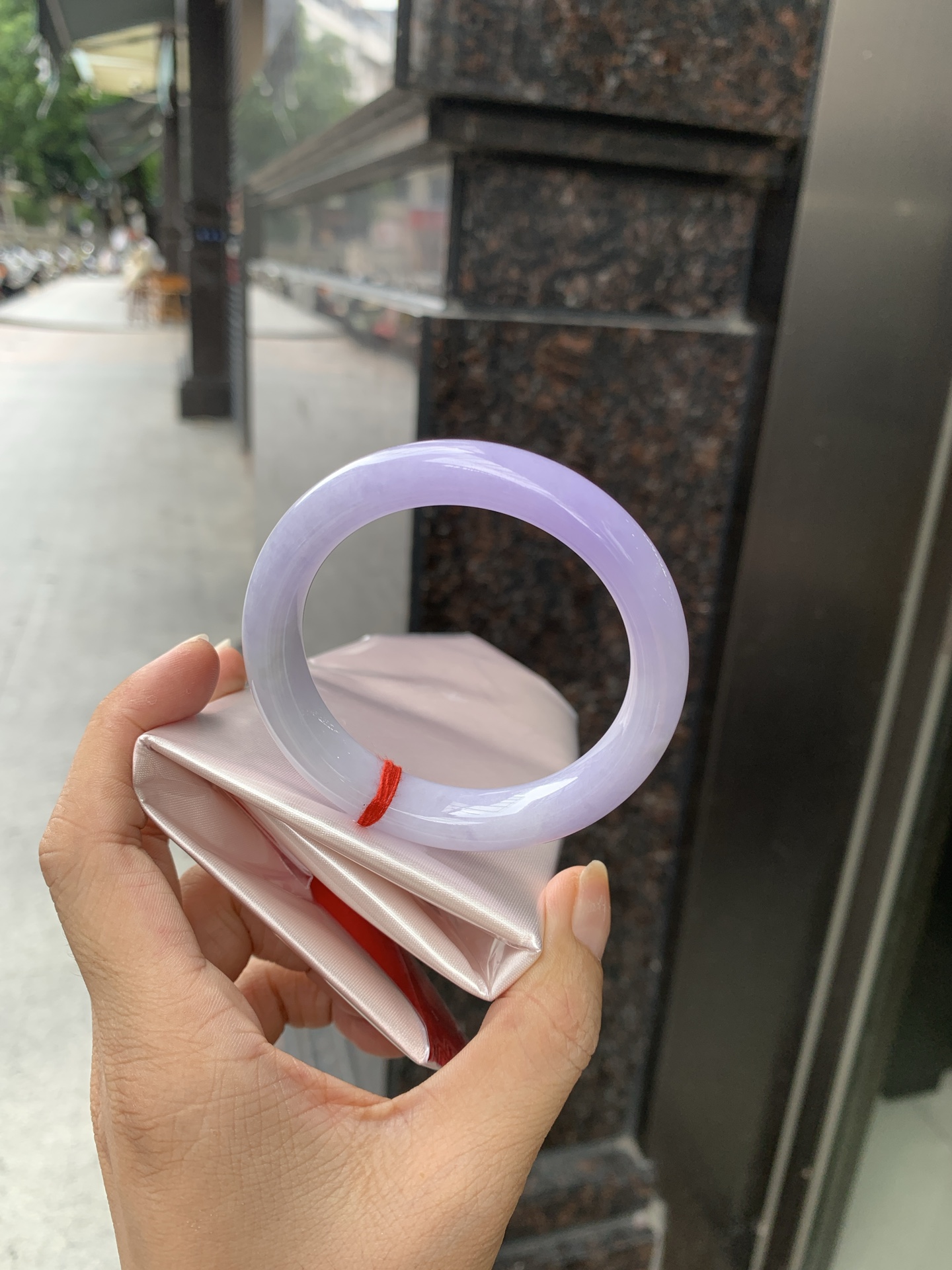 正圈，打灯棉絮，底妆水润，吸睛抢眼，浪漫迷人，仙气飘飘，优雅高贵显气质，感满满，底色均匀不失色，不同光线不一样视觉感受