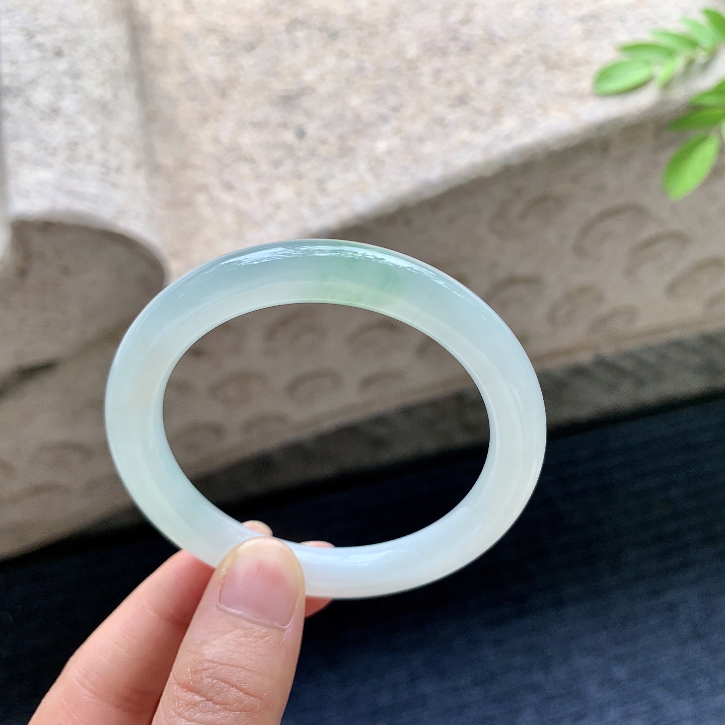 圆条51 52，圈口52.1/8.5/8.4，编码AD073150，糯冰飘绿，种老，细腻，打灯有棉线