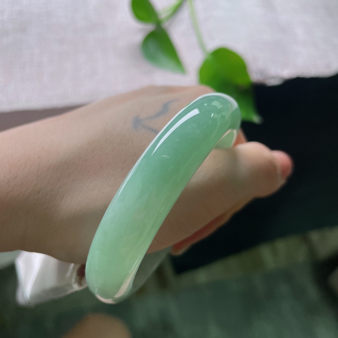 54.2/12.9/8.5，晴底正圈，晶体纹，满圈淡雅晴绿色调，水润通透，素圈简约大方，佩戴清爽舒适，四季百搭。ss ss55267a