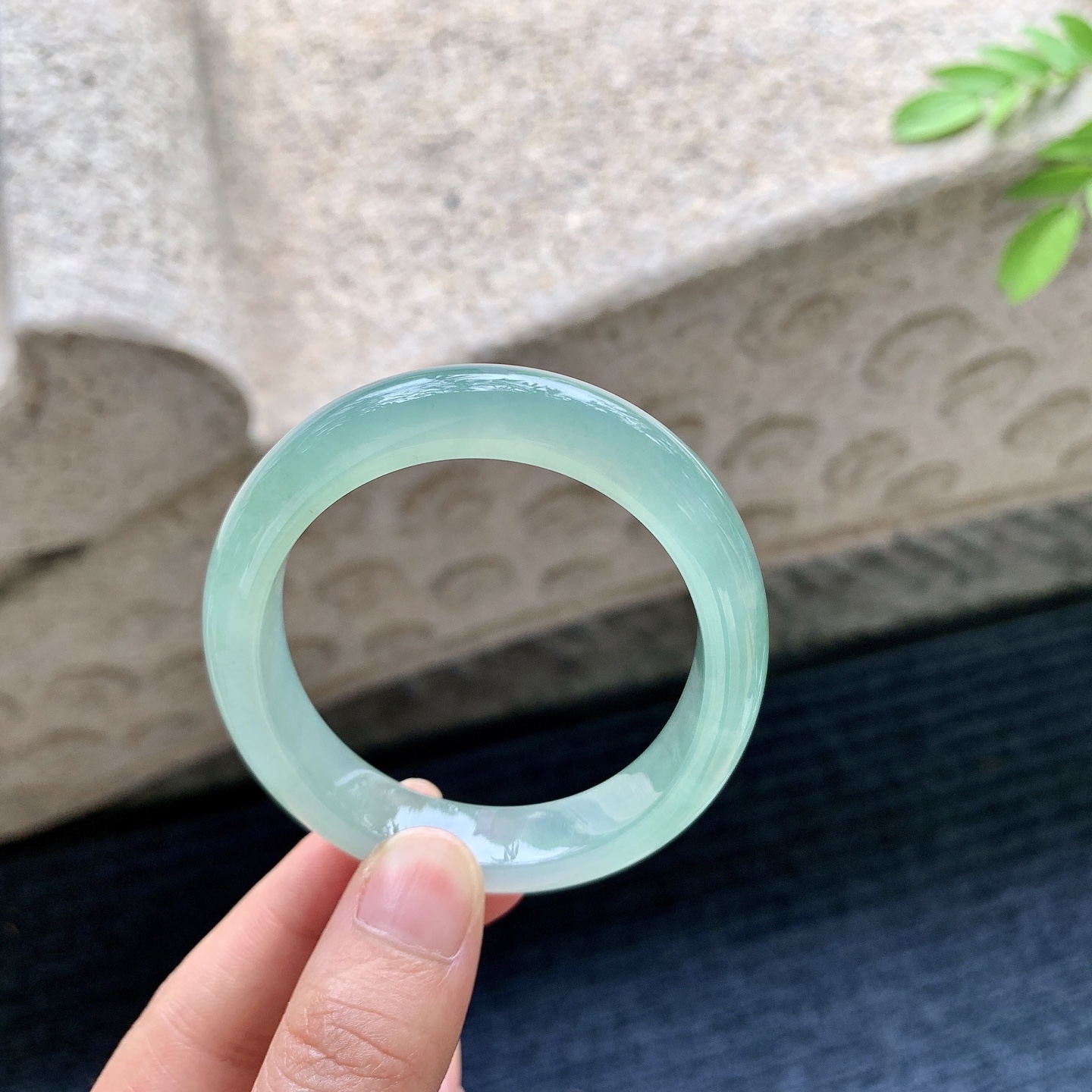 贵妃52 53，圈口53.5/47.4/10.3/7.7，编码HT073154，描述冰糯油绿，水润，种老，细腻，有絮线
