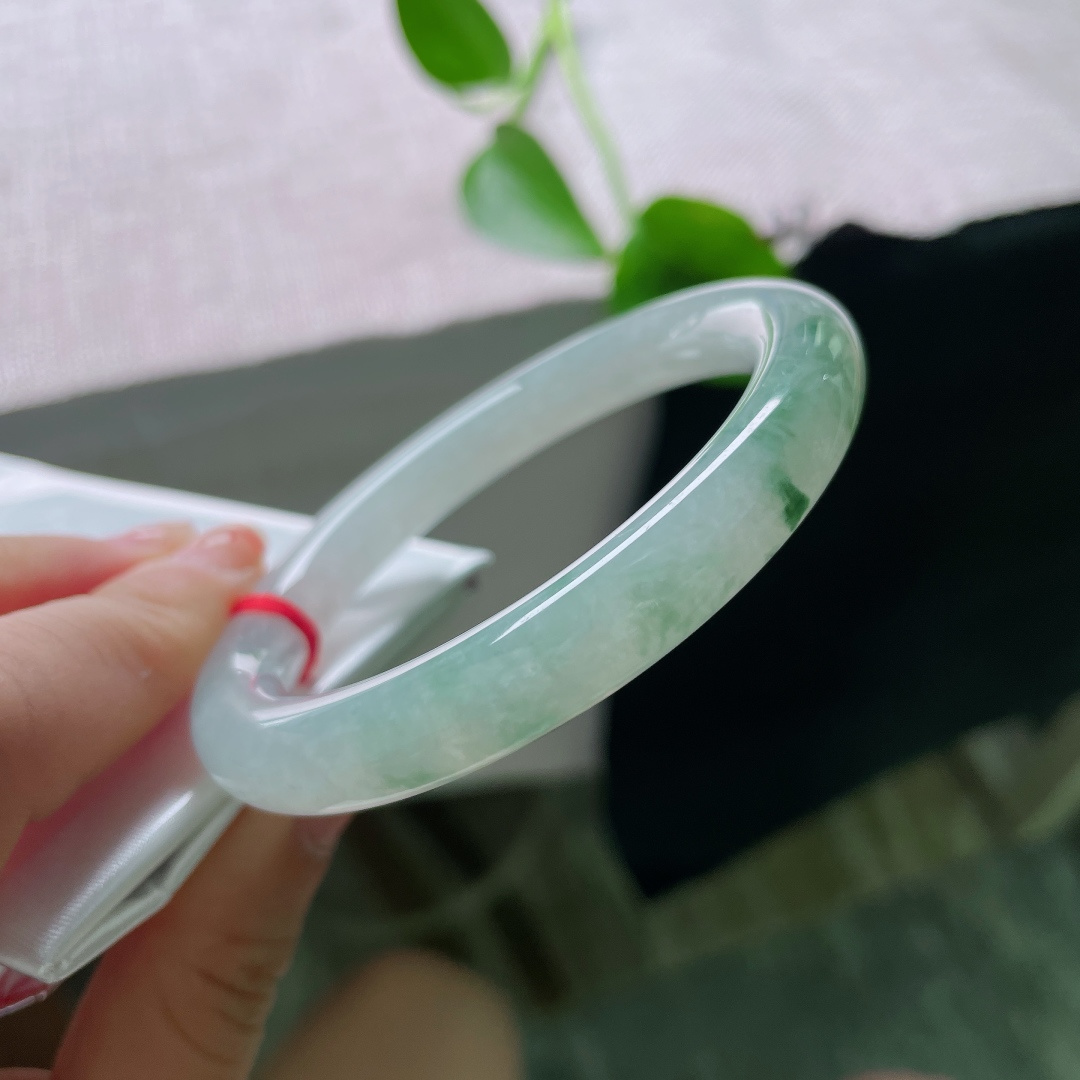 55.2/9.4，飘花圆条，腕间一抹清透。仿佛把江南的烟雨封进了圆润的玉骨里。皮纹，56038a