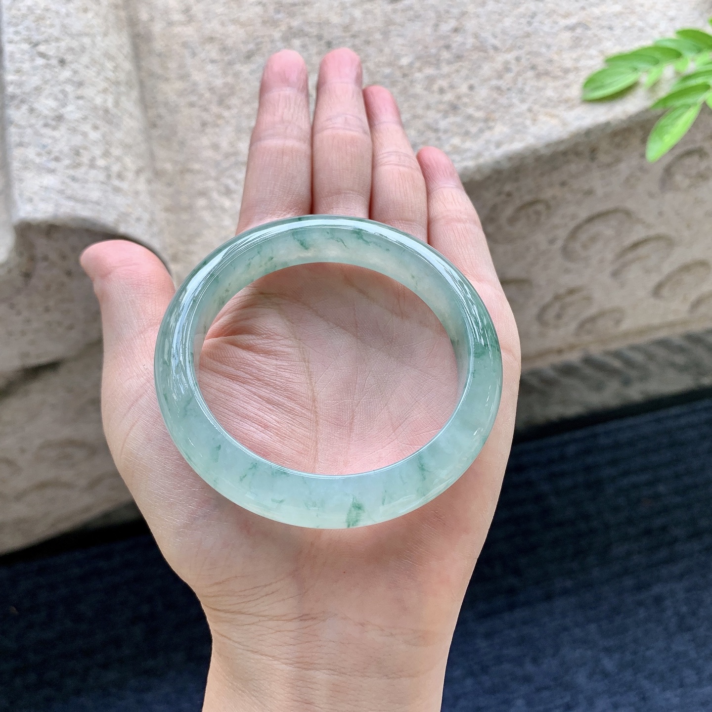 圆条53 54，圈口54.2/11.6/8，编码AD073142，糯冰飘花，水润，种老，细腻，无裂。