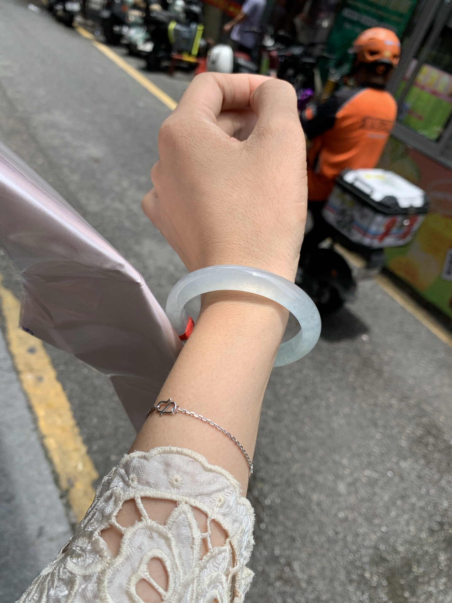 白冰正圈, 打灯几处细纹包容，底妆冰润，一腕清透，不愧是翡翠中的初恋，美得就像一件艺术品