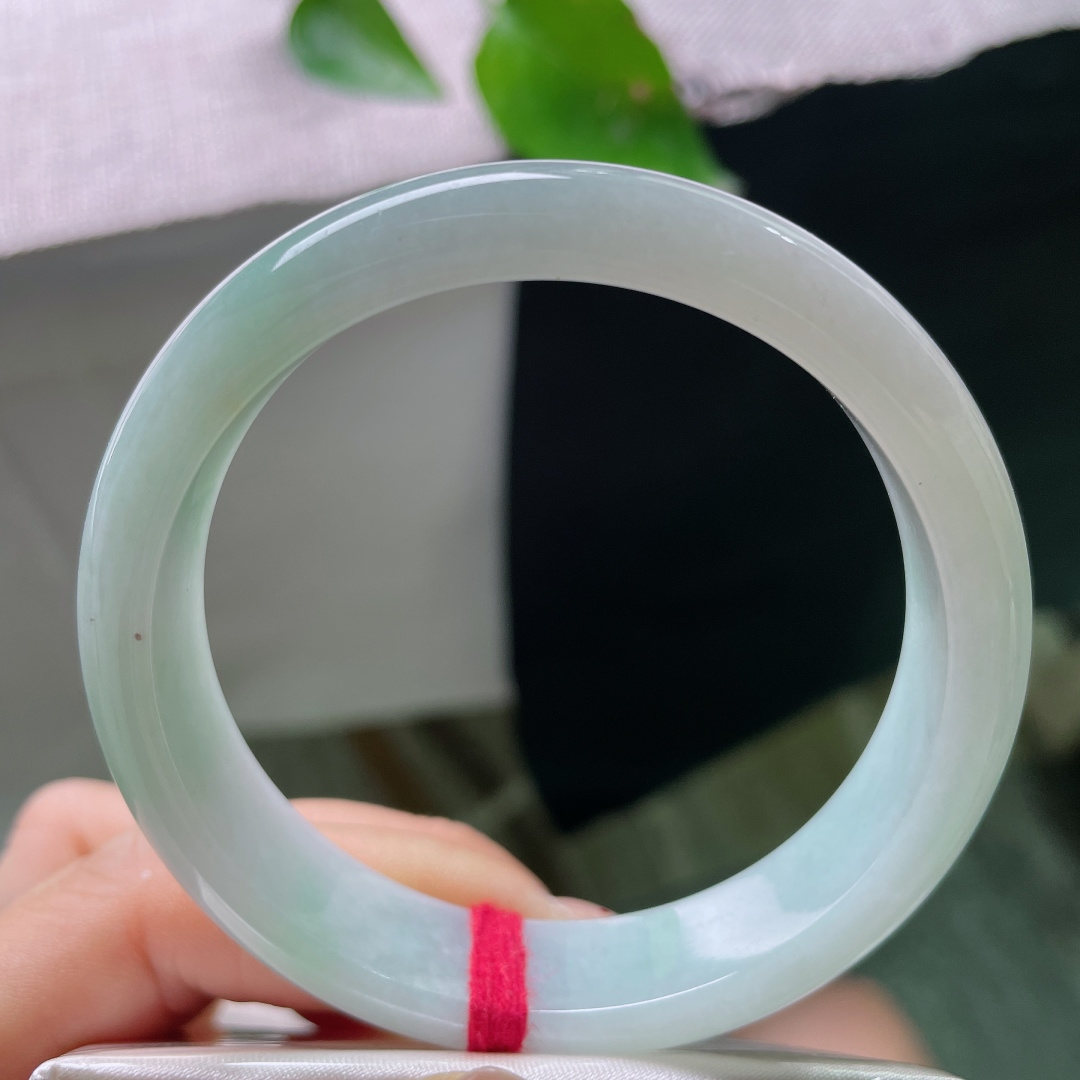 57.7/13.0/7.4，绿底正圈，无裂，薄雾凝玉，淡青浅晕缓缓铺展，清润淡然，藏着一池静水的温柔。ss ss52260a