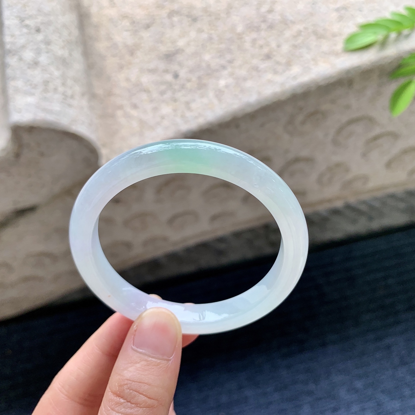 正圈51 52，圈口52.5/8.9/7，编码AD073151，描述细糯飘绿，水润，种老，细腻，打灯有纹线