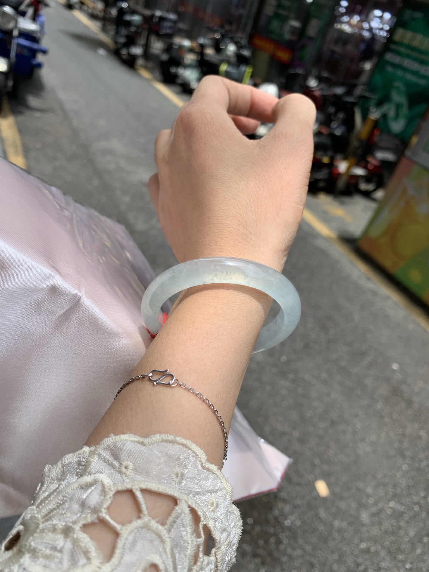 白冰正圈, 打灯几处细纹包容，底妆冰润，一腕清透，不愧是翡翠中的初恋，美得就像一件艺术品