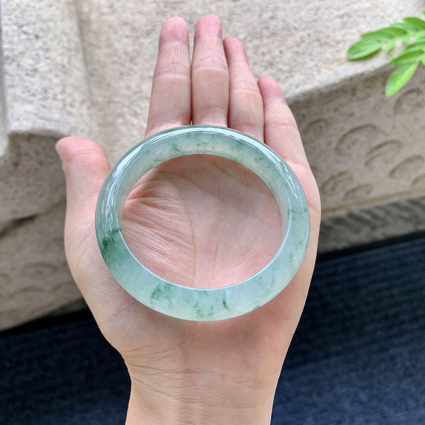 圆条53 54，圈口54.2/11.6/8，编码AD073142，糯冰飘花，水润，种老，细腻，无裂。