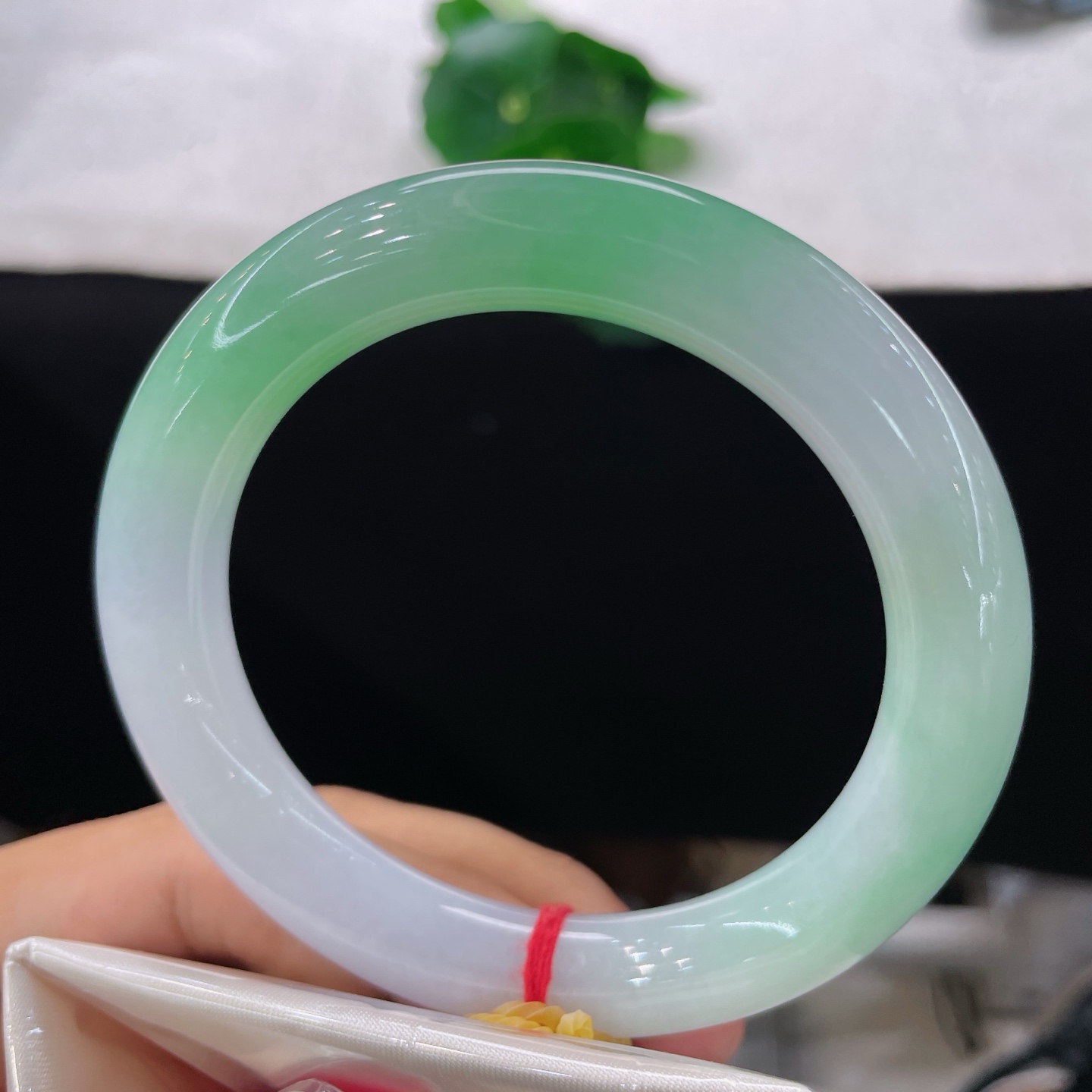 圈口57/11，白底青圆条，正圈58/59可戴，仿若春山含翠，质地澄澈。清新绿韵悠然晕染。无裂。