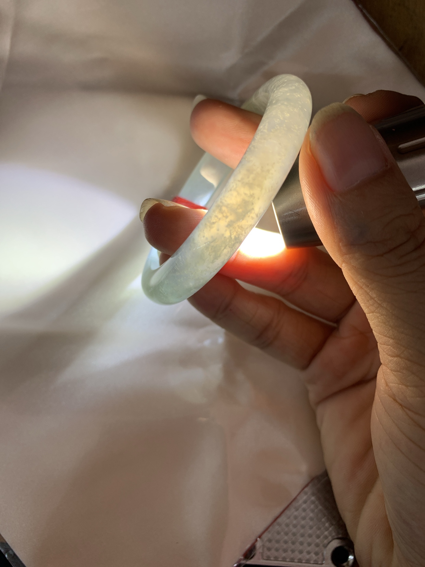 白冰正圈, 打灯几处细纹包容，底妆冰润，一腕清透，不愧是翡翠中的初恋，美得就像一件艺术品