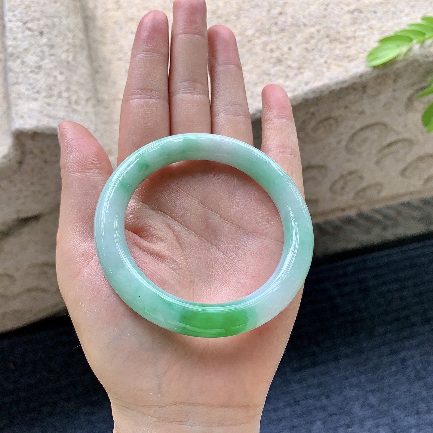 圆条53 54，圈口53.8/9/9.6，编码T1073170，冰种飘花，清透，水润，种老，细腻，打