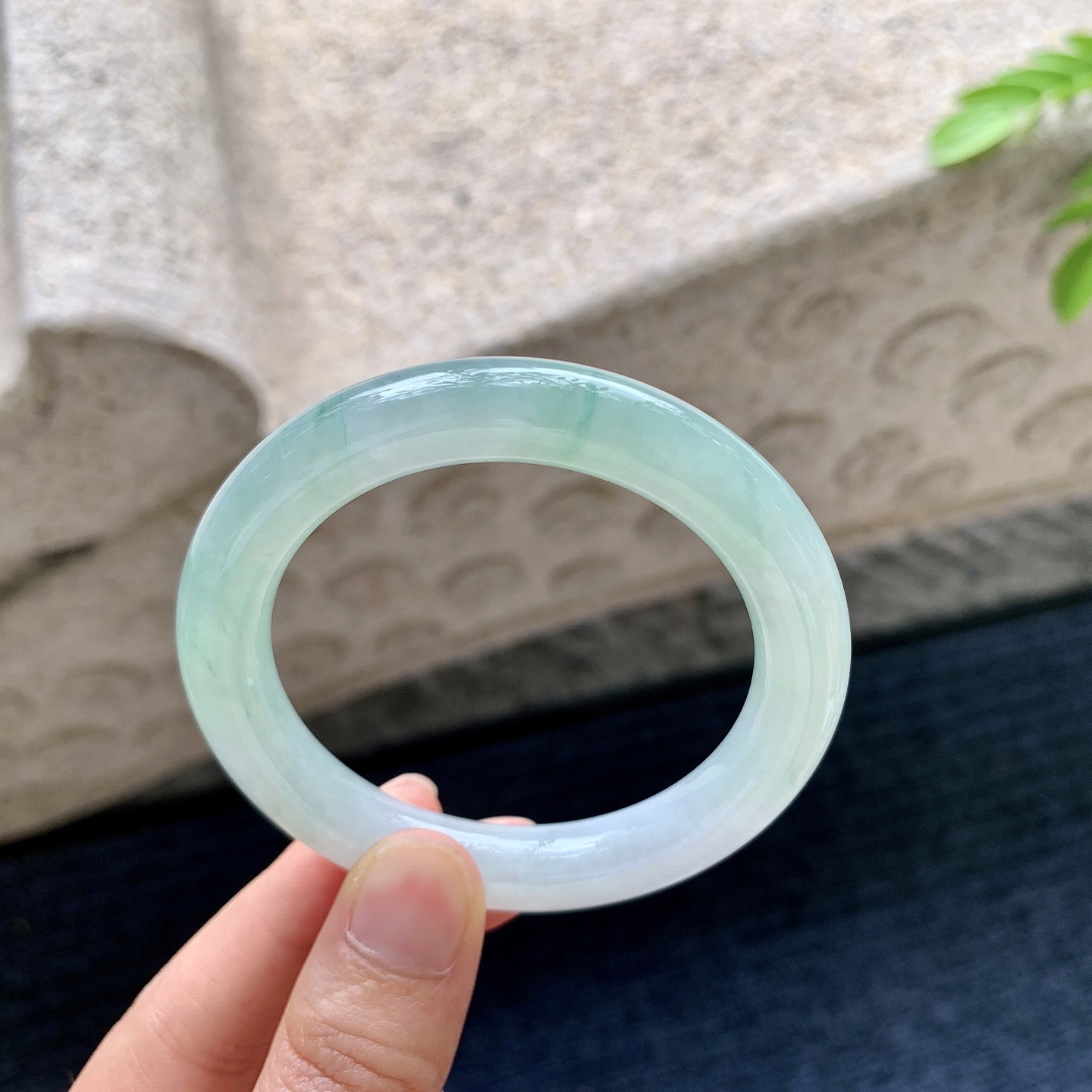 圆条50 51，圈口51/9.8/9.3，编码Q7073169，糯冰飘花，水润，种老，细腻，打灯有纹线