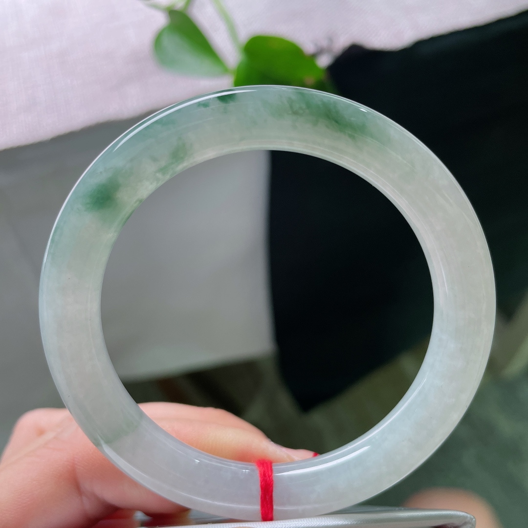 55.2/9.4，飘花圆条，腕间一抹清透。仿佛把江南的烟雨封进了圆润的玉骨里。皮纹，56038a