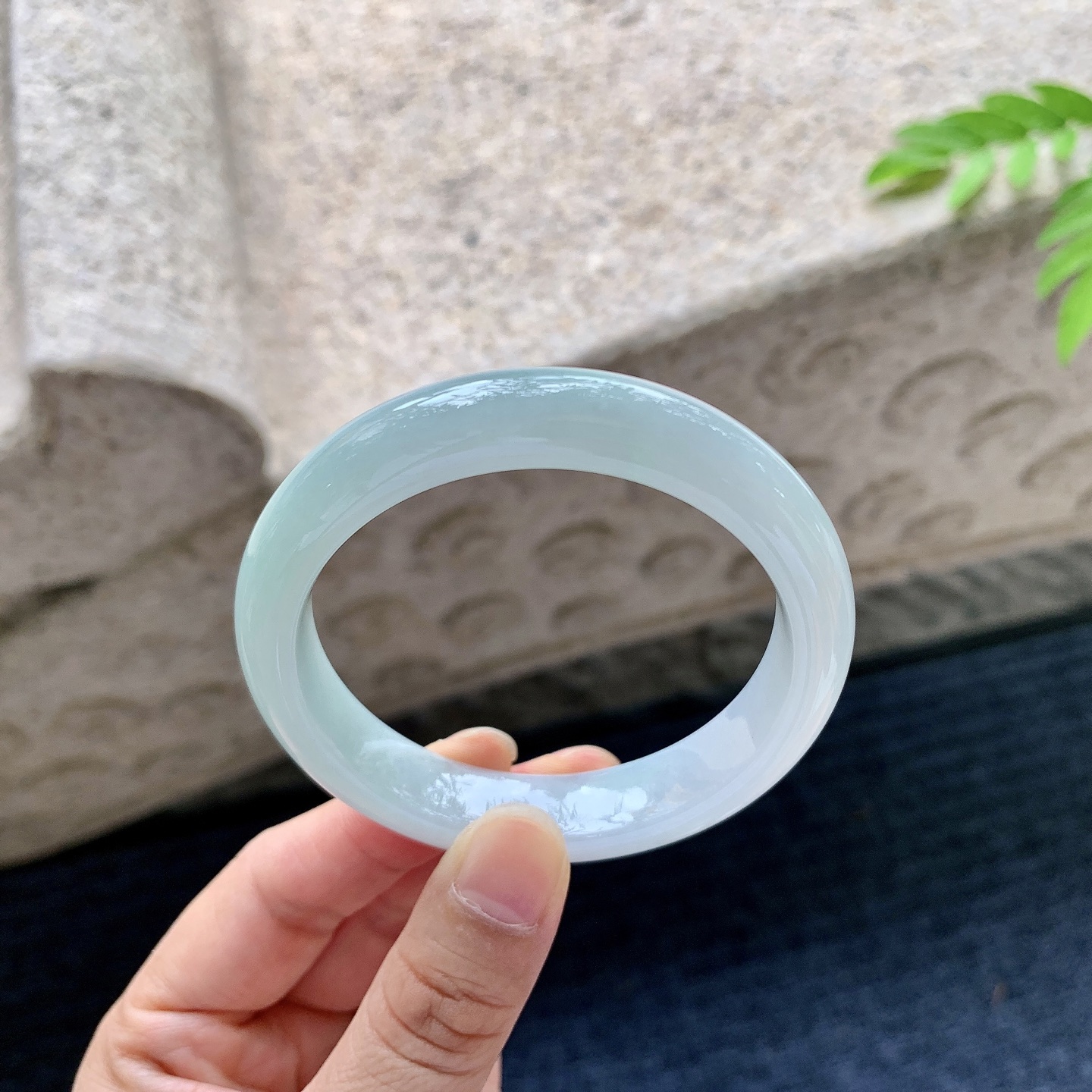 正圈 52 53，圈口53/11.3/7.8，编码T1073002，细糯飘绿，水润，种老，细腻，打灯有絮线