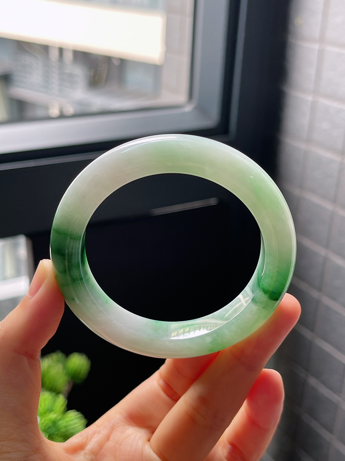 圈口51.8，糯化种飘花阳绿正圈翡翠手镯