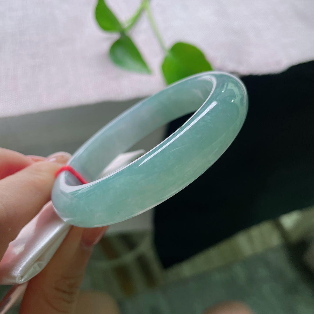 57.4/13.2/8.2，蓝底正圈，一点皮纹，腕间凝一方湖蓝静水，清冽柔和，自带烟雨朦胧的清冷氛围感。ss ss54178a