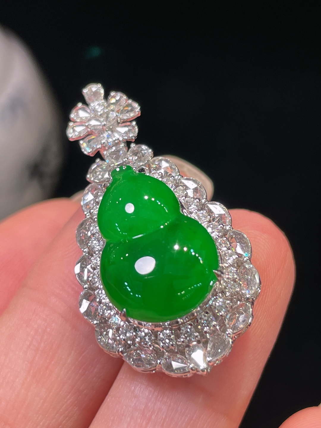 翡翠A货 葫芦吊坠，阳绿满色，料子冰润细腻，种老起光，18k金镶真钻，上身佩戴效果很好34.3-18.5-12.9裸石16.3-11.5-5
