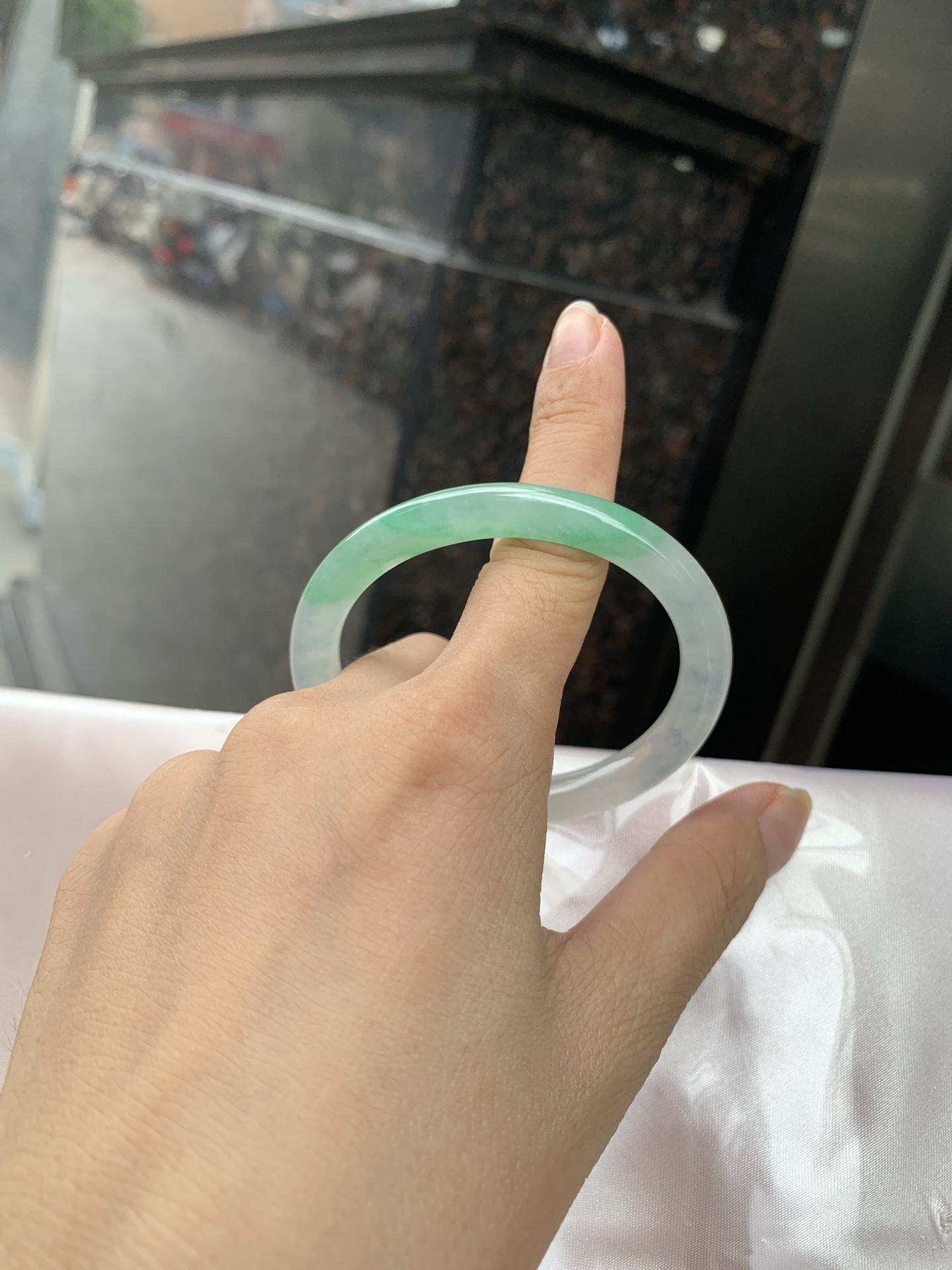 冰飘绿花贵妃，打灯细纹，冰透的底妆上金丝绿花点缀，简约却充满灵气，清新如芽，宛若自然的画卷凝结于腕间，静中带动，韵味悠长
