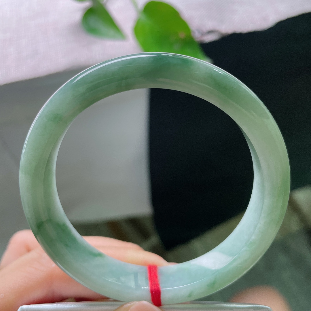 57.8/11.6/8.9，飘花正圈，棉线，清新的浅青底上，灵动绿飘花随性舒展，如同水墨晕染，自带淡雅诗意，ss54197a