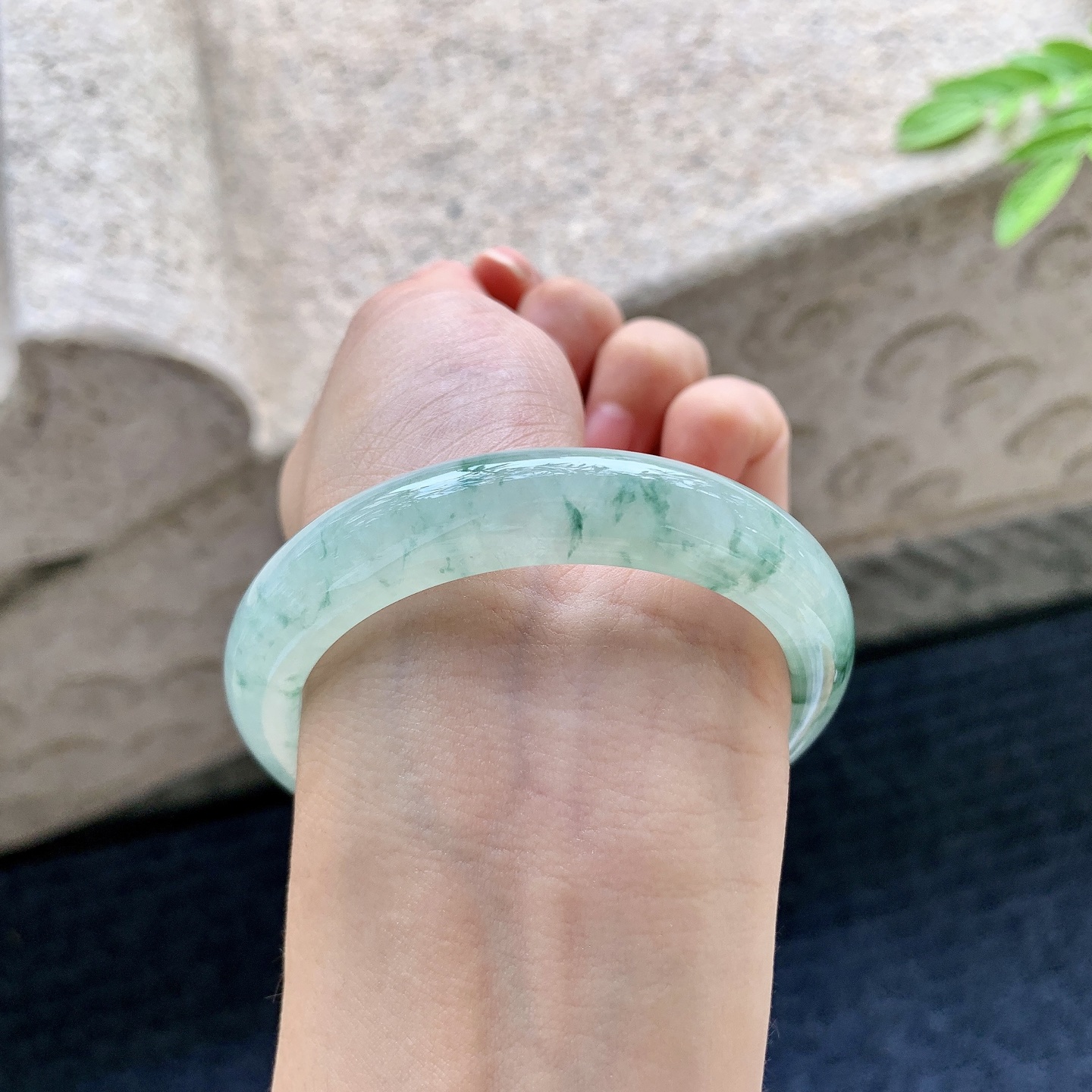 圆条53 54，圈口54.2/11.6/8，编码AD073142，糯冰飘花，水润，种老，细腻，无裂。