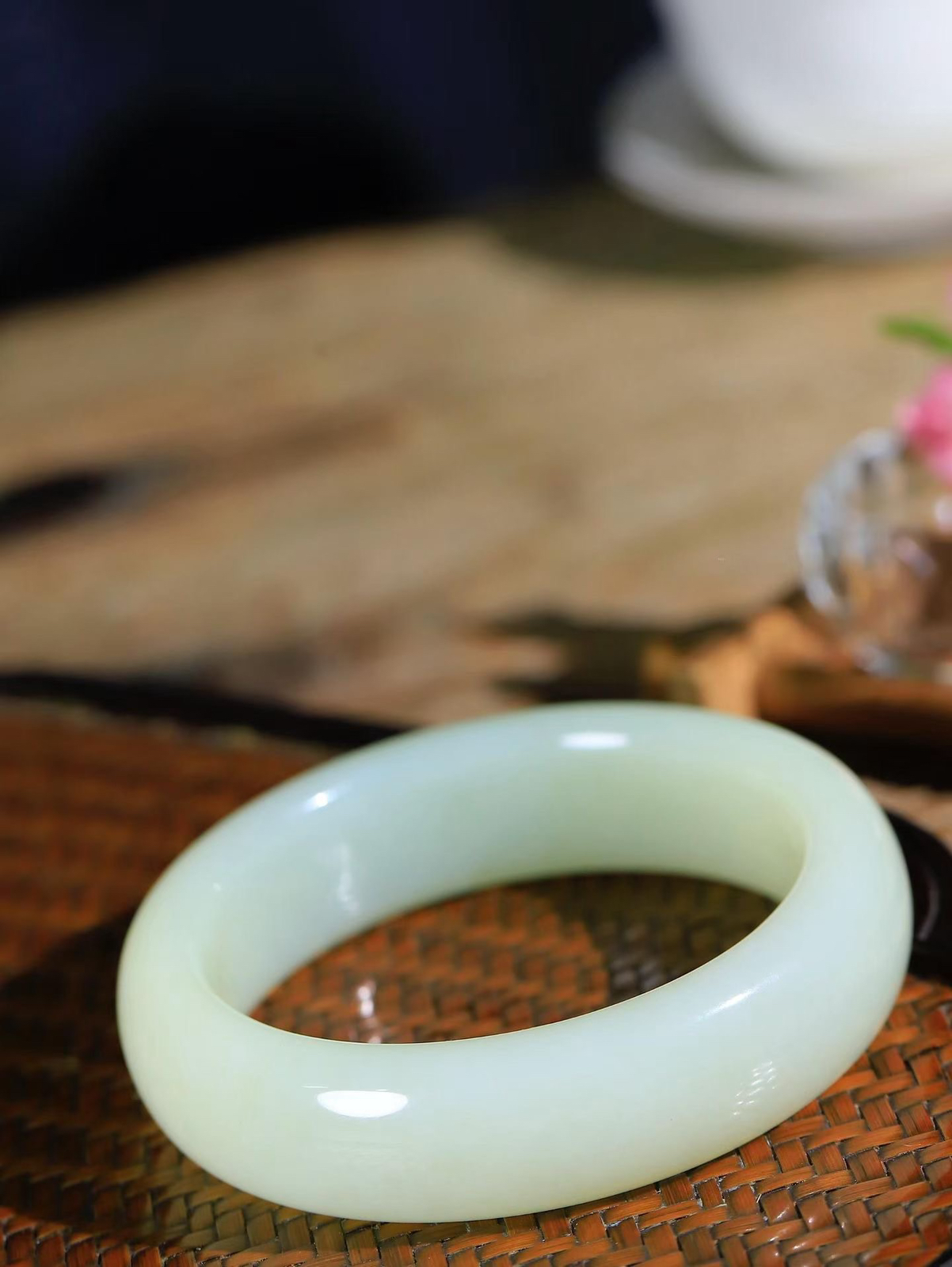 【腕间柔情.手镯】   

精品️和田玉手镯 玉质温润细腻 油性十足 古朴秀雅 轻抚岁月的栏杆软香