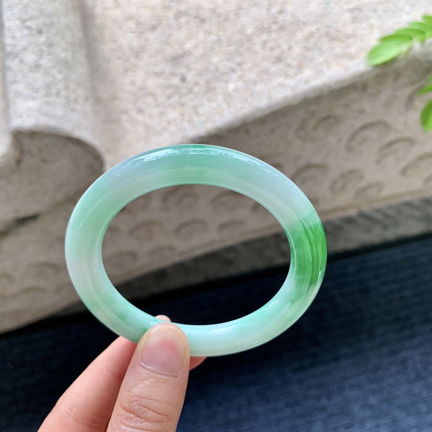 圆条53 54，圈口53.8/9/9.6，编码T1073170，冰种飘花，清透，水润，种老，细腻，打灯有纹线
