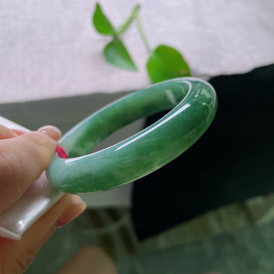 56.7/13.2/8.4，飘花正圈，皮纹，腕间一汪幽青，漫染繁花，沉静温润，尽显古韵风骨。ss54390a