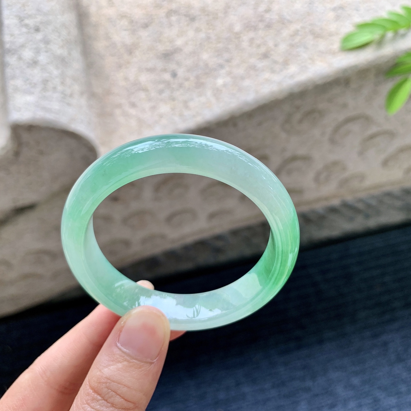 正圈49 50，圈口50.1/12/7.2，编码HT073148，描述冰糯飘绿，水润，种老，细腻，打灯有絮线