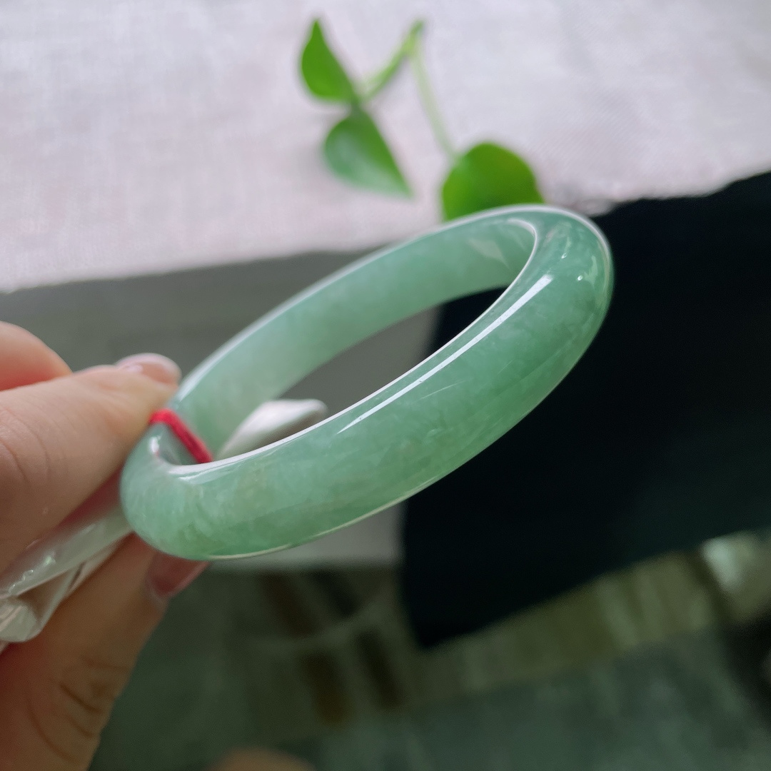 绿底正圈，无裂，一腕晴水碧色，如玉浸春潭，清润柔和，自带悠然静谧的气韵。ss ss48769a