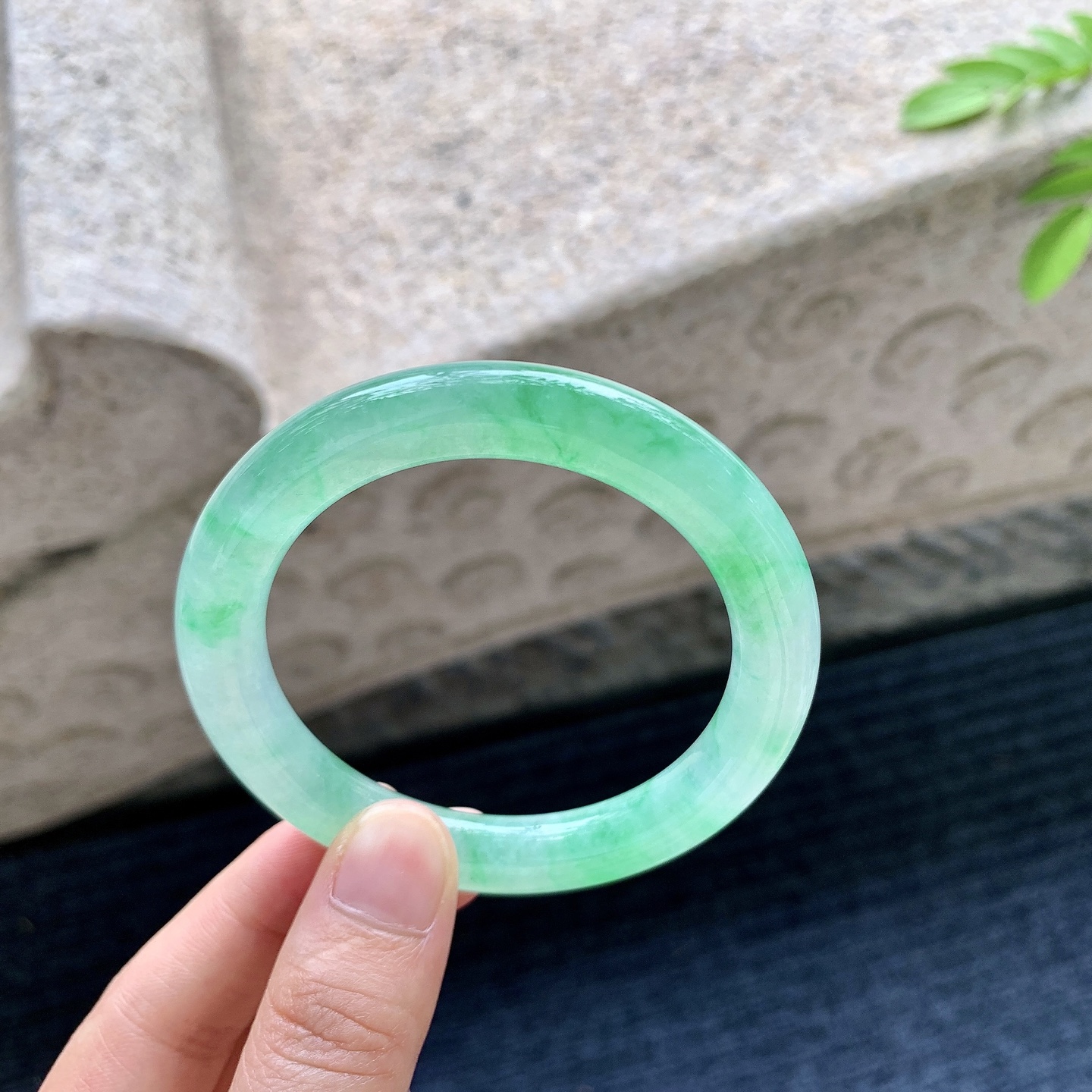 圆条51 52，圈口52.7/9/9.6，编码HT073124，冰糯阳绿，水润，种老，细腻，打灯有棉线
