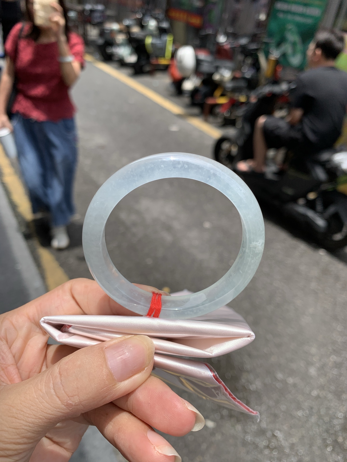 白冰正圈, 打灯几处细纹包容，底妆冰润，一腕清透，不愧是翡翠中的初恋，美得就像一件艺术品