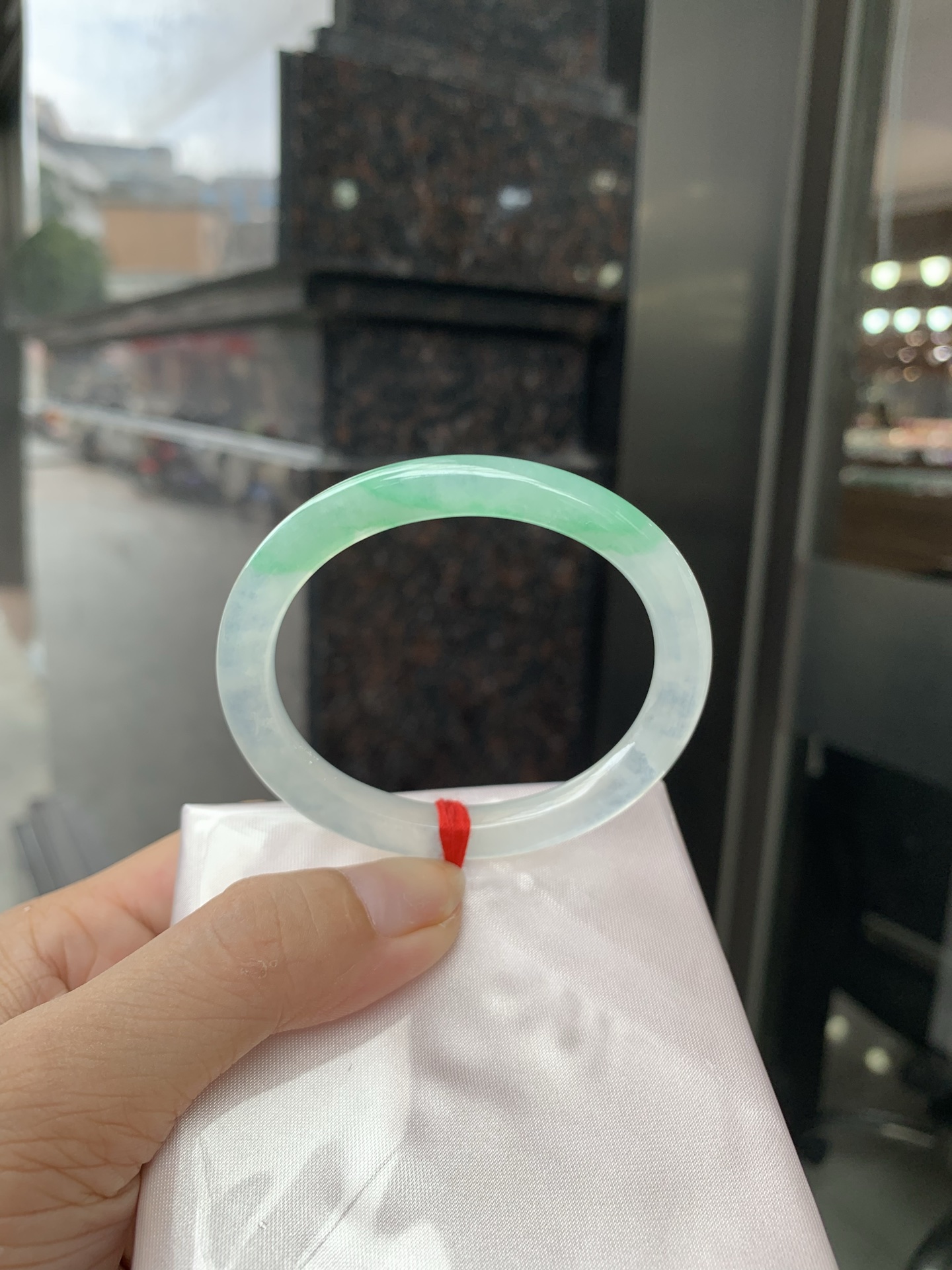 冰飘绿花贵妃，打灯细纹，冰透的底妆上金丝绿花点缀，简约却充满灵气，清新如芽，宛若自然的画卷凝结于腕间，静中带动，韵味悠长