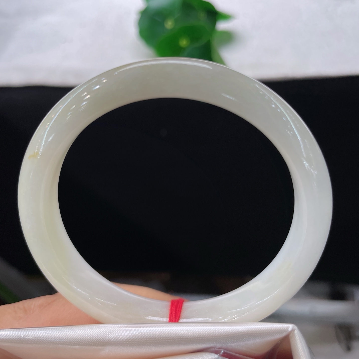 圈口56.8/11.5/7.5，黄翡正圈，56/57可戴，仿若夕霞融玉，莹润白底晕染暖调黄翡。细微纹。