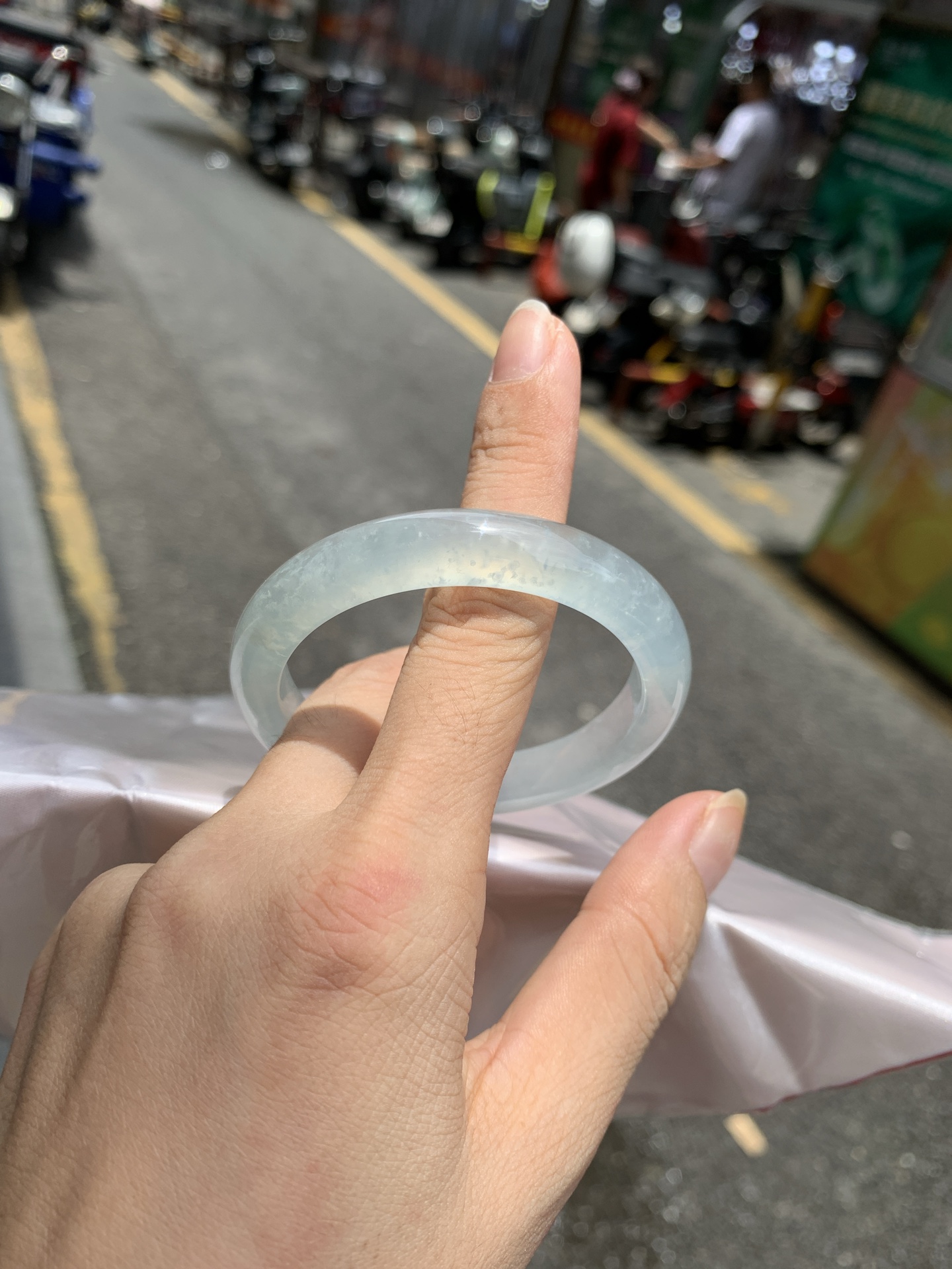 白冰正圈, 打灯几处细纹包容，底妆冰润，一腕清透，不愧是翡翠中的初恋，美得就像一件艺术品