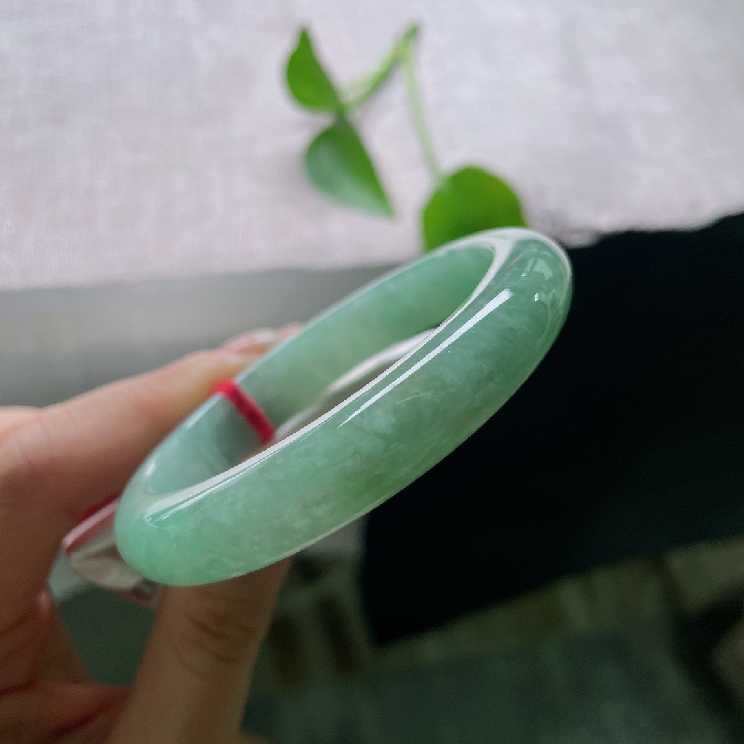 绿底正圈，无裂，一腕晴水碧色，如玉浸春潭，清润柔和，自带悠然静谧的气韵。ss ss48769a