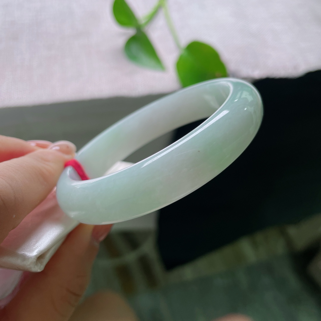 57.7/13.0/7.4，绿底正圈，无裂，薄雾凝玉，淡青浅晕缓缓铺展，清润淡然，藏着一池静水的温柔。ss ss52260a