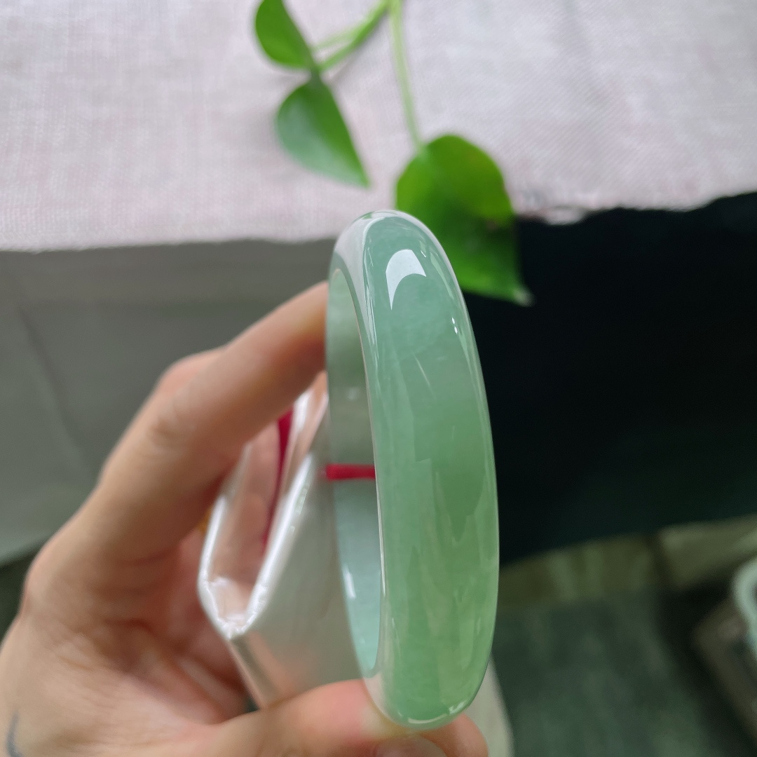 54.2/12.9/8.5，晴底正圈，晶体纹，满圈淡雅晴绿色调，水润通透，素圈简约大方，佩戴清爽舒适，四季百搭。ss ss55267a