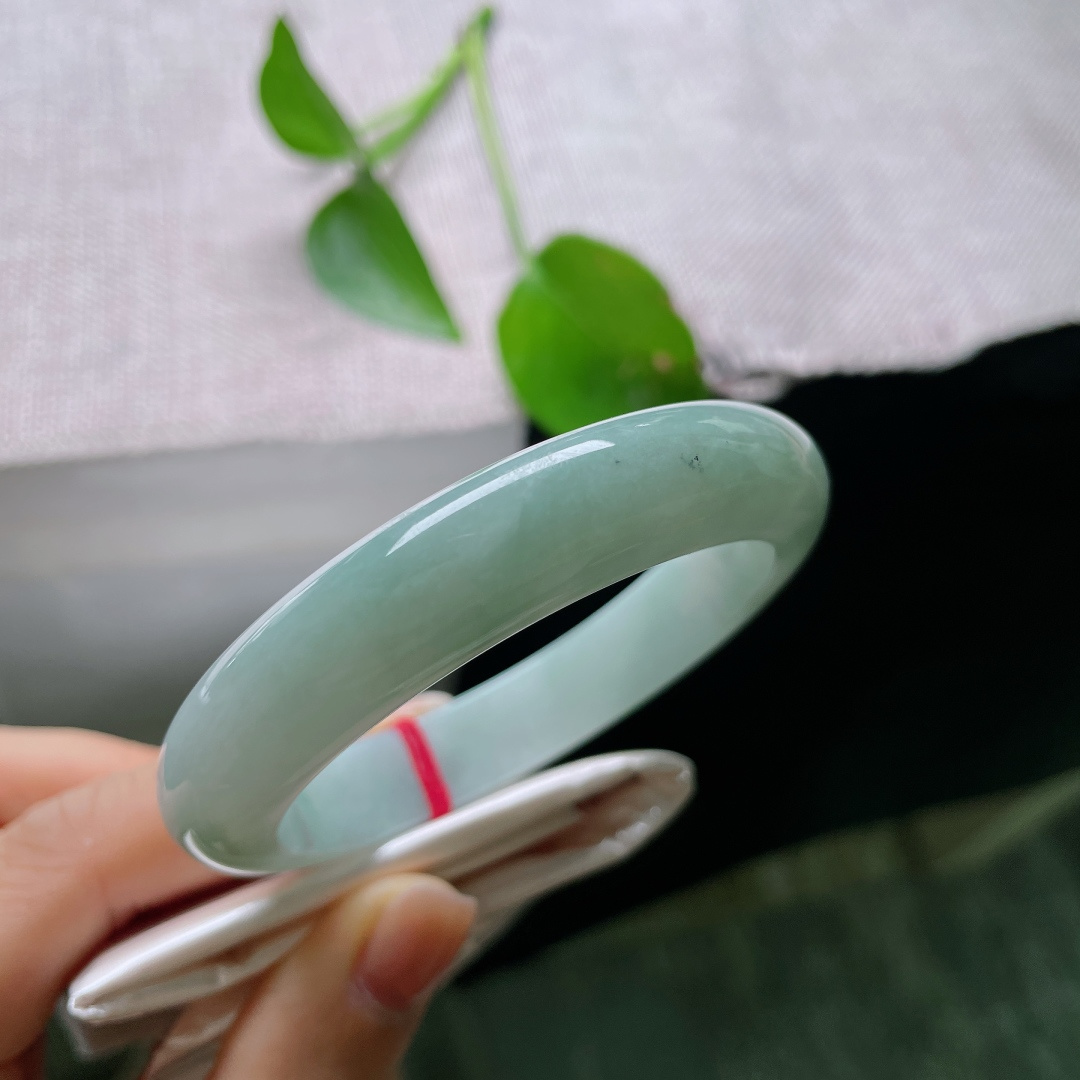 蓝底正圈，一点皮纹，淡雅浅青底色，水润冰透，素圈简约大气，佩戴清爽舒适，日常百搭耐看。ss54120a