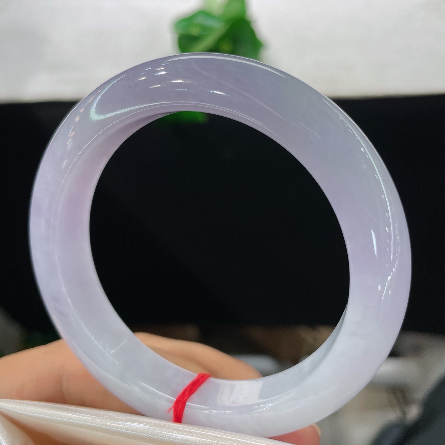 圈口56/12.2/9.5，正圈，55/56可戴，仿若紫雾凝霜，质地澄澈。淡雅紫色漫覆。无裂。