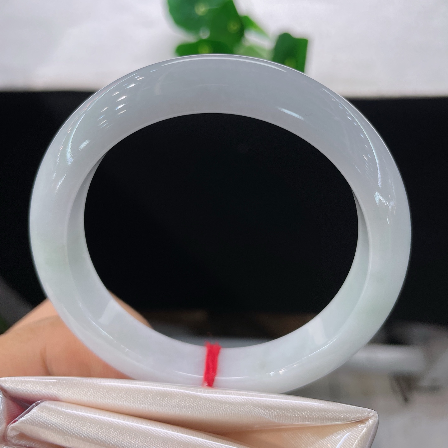 圈口56.7/11.6/8.5，细糯正圈，56/57可戴，仿若霜月凝光，质地澄澈。素净浅白玉身温润细