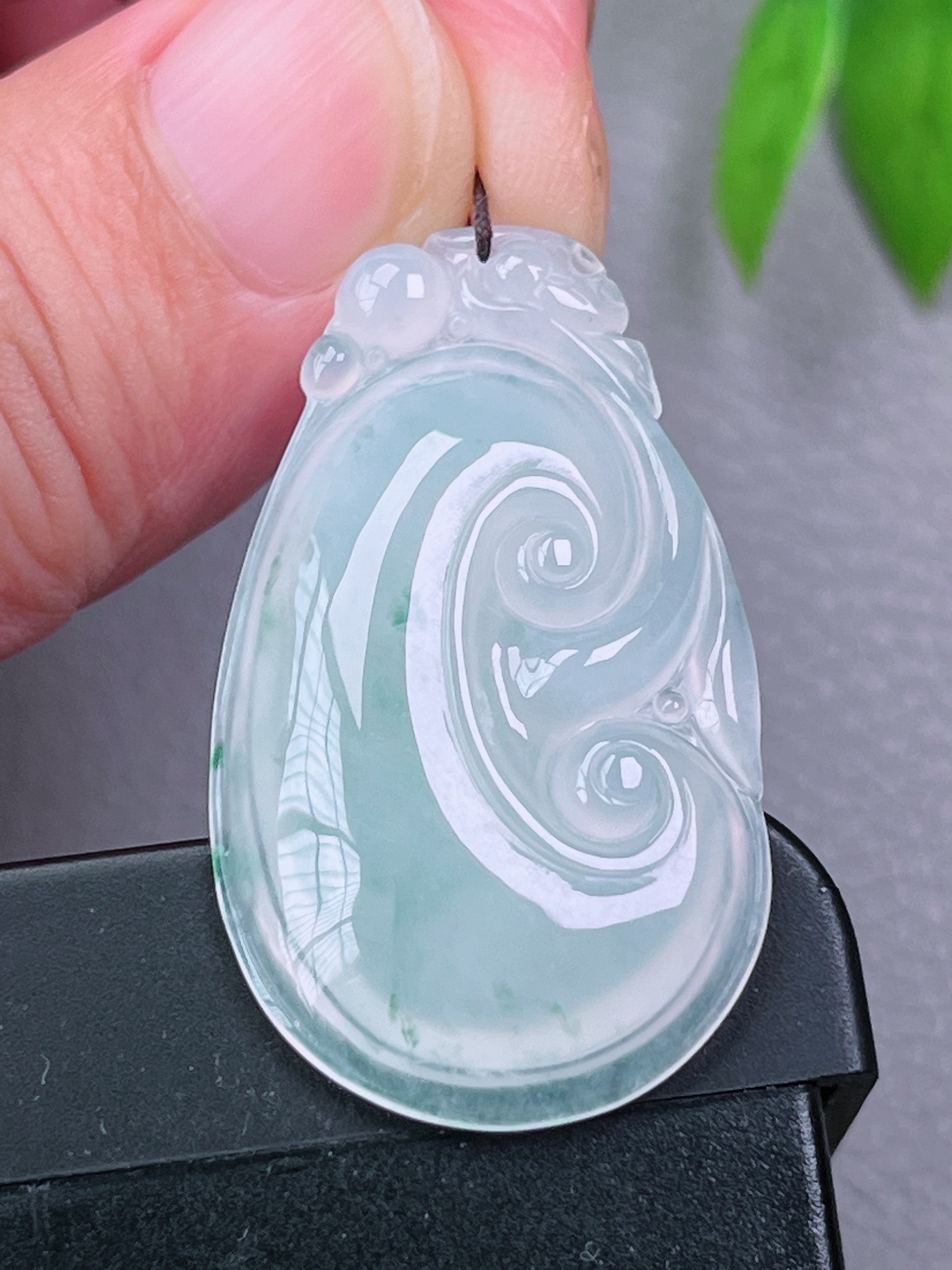 冰种飘花如意，无裂，油洁，冰透水润，起荧光，尺寸：38-22.3-5.3